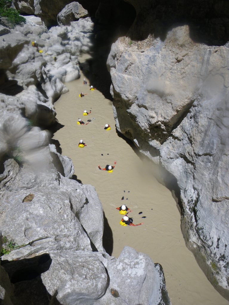 Canyon Estellie groupe de personnes dans l'eau vertigo verdon