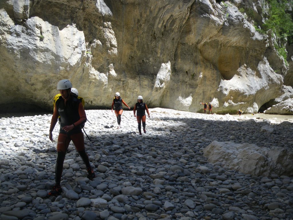 Canyon Estellie personnes marchent sur rocher