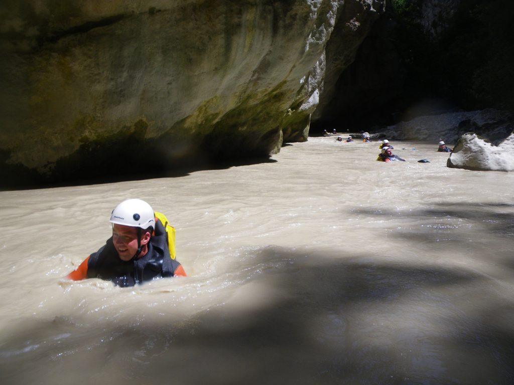 Canyon Estellie homme patauge dans cors d'eau