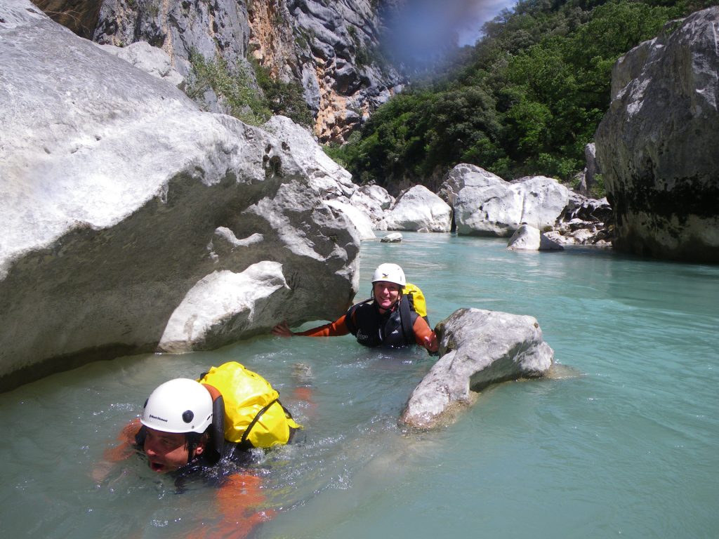 Canyon Ferne personne avance dans l'eau