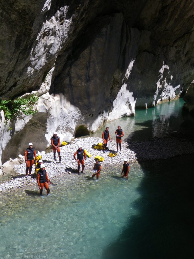 Canyon Ferne groupe de personnes au bord de l'eau